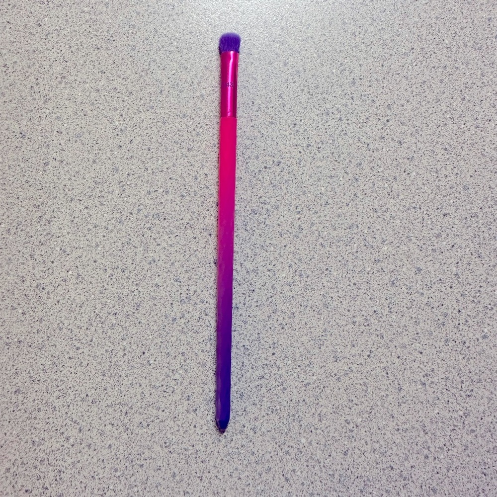 Rt makeup brush